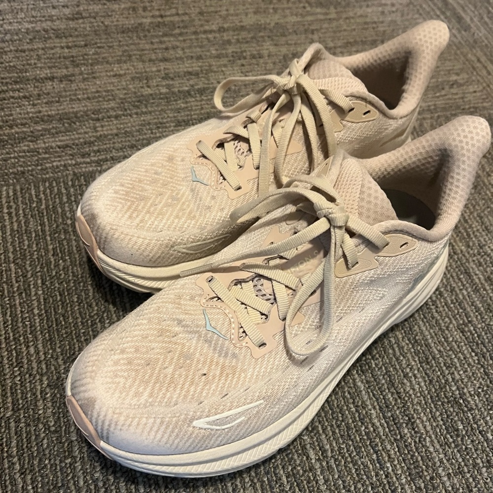 HOKA Clifton 9 in shifting sand/eggnog